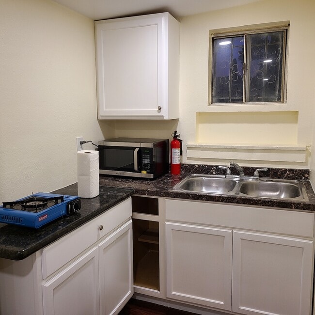 Photo - 1447 W 56th St