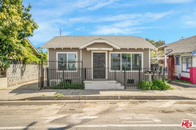Building Photo - 1254 1/2 W Exposition Blvd Rental