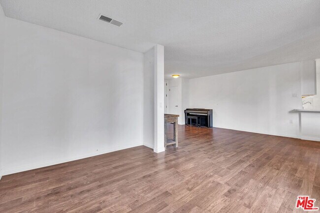 Photo - 100 S Doheny Dr Unit 209