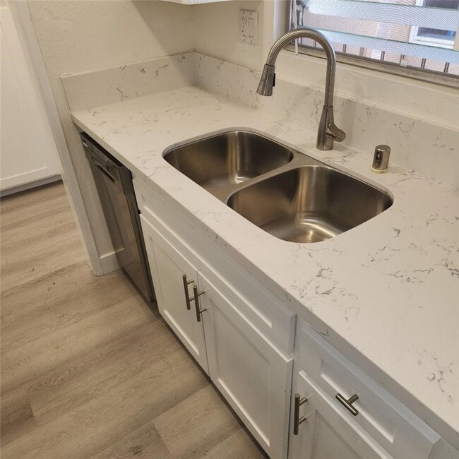 Photo - 1040 W MacArthur Blvd Unit 126