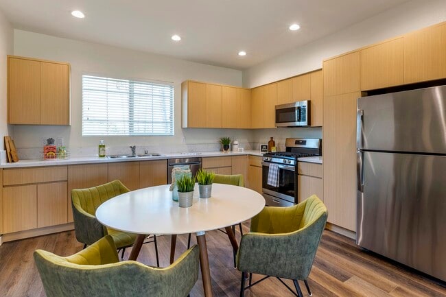 Building Photo - Presidio Townhomes