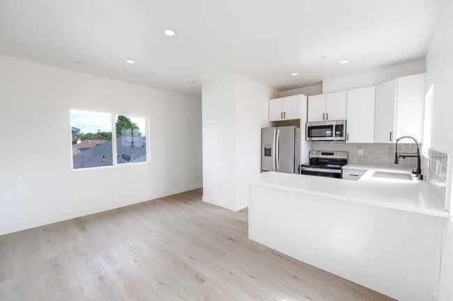 Photo - 2860 Webster Ave Unit 2860 Webster G