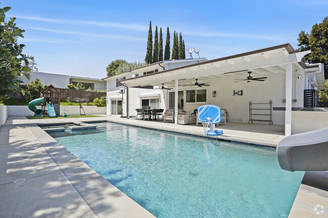 Building Photo - 16544 Park Lane Dr Rental