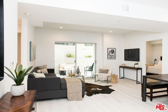 Photo - 625 S Barrington Ave Unit 110