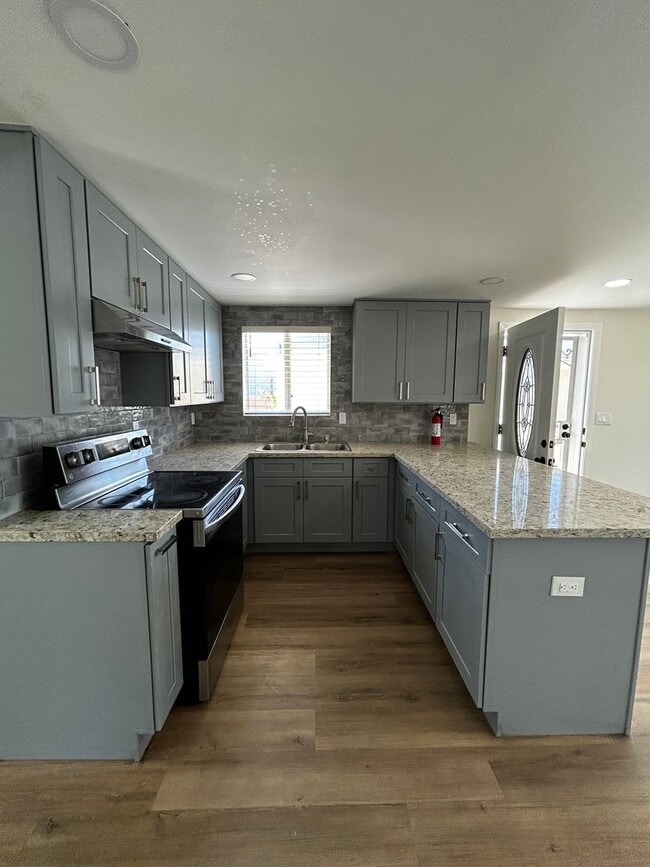 Building Photo - AVAILABLE NOW - RECENTLY REMODELED 3BD+1BA HOME with Modern Finishes