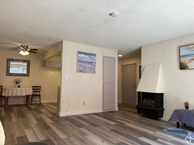 Building Photo - 2706 Voorhees Ave Unit 4 Rental