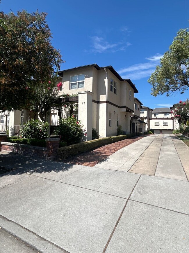 Building Photo - Spacious 2-Bedroom Condo in Prime Pasadena Area Unit 16