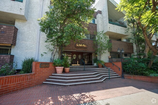 Building Photo - Newly Renovated 2 Bed + 2 Bath Condo in Pr...