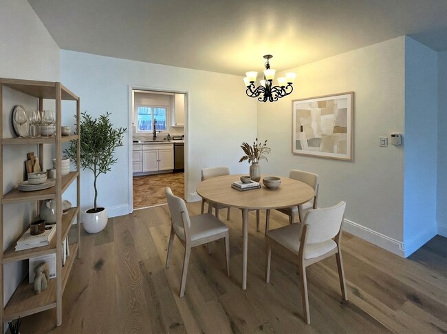 Photo - 325 E Stocker St