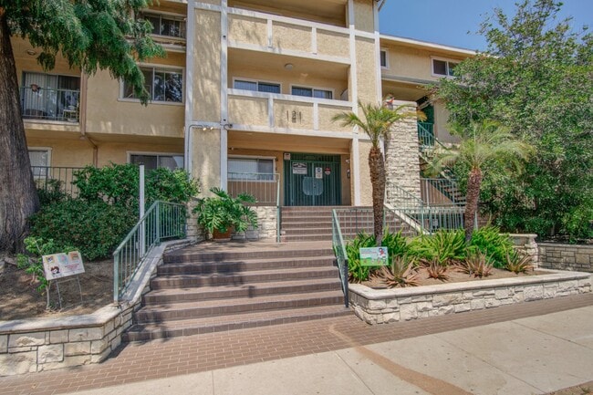 Building Photo - 121 Sinclair Ave Unit 213