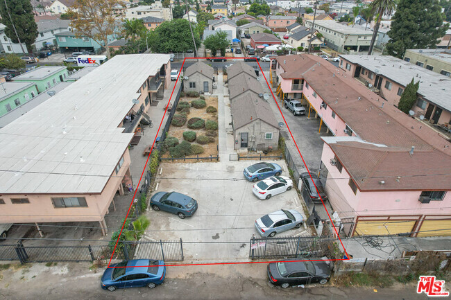 Building Photo - 640 W 81st St Rental