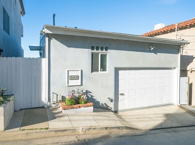 Building Photo - Warm & Inviting Manhattan Beach Rental Home!
