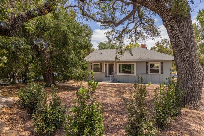 Building Photo - 605 W Ojai Ave