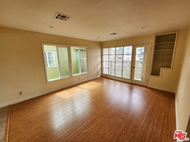 Photo - 5264 Cahuenga Blvd