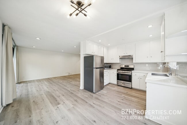 Building Photo - 7540 Hampton Ave Unit 301