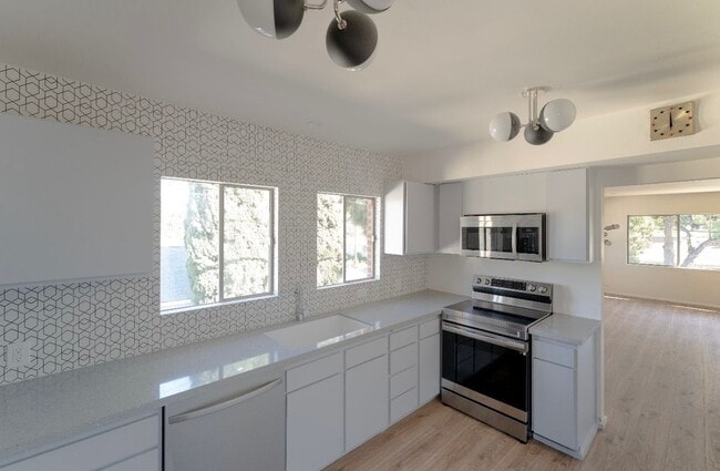 Photo - 111 W 48th St