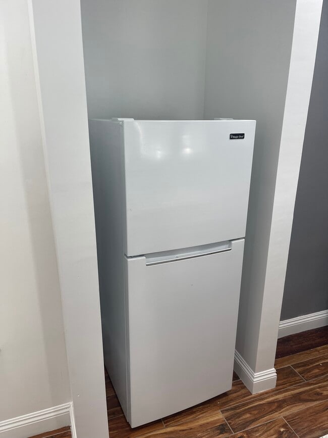 fridge - 508 S Catalina Ave Unit C