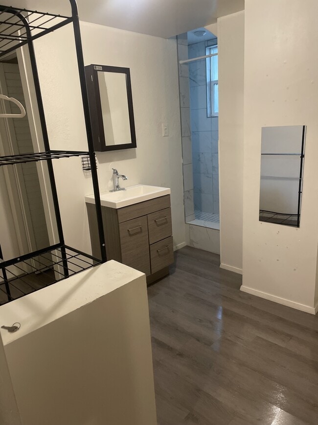 Building Photo - 547 Gayley Ave