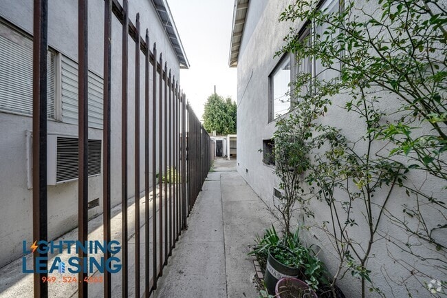 Building Photo - 6927 Whitsett Ave Unit 1D Rental