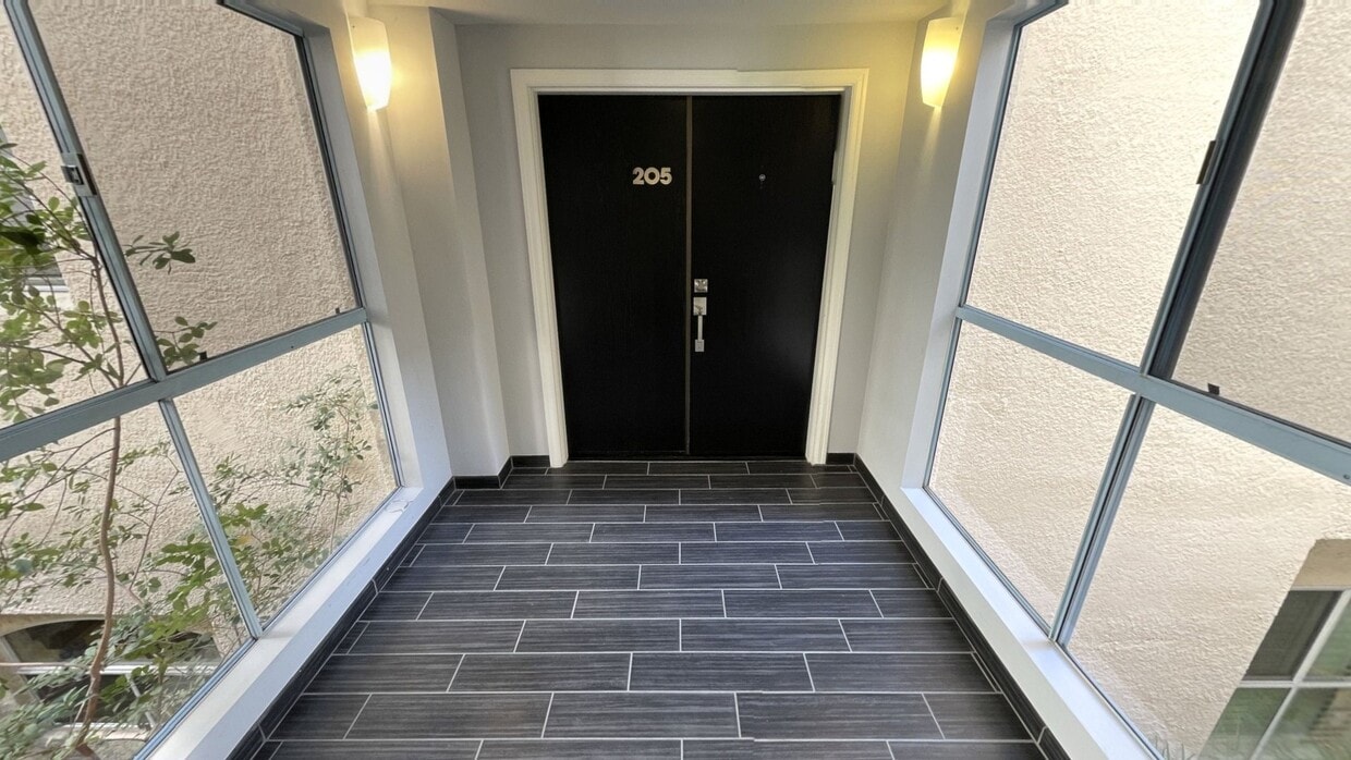 3D Tour - 410 S Barrington Ave Unit 205