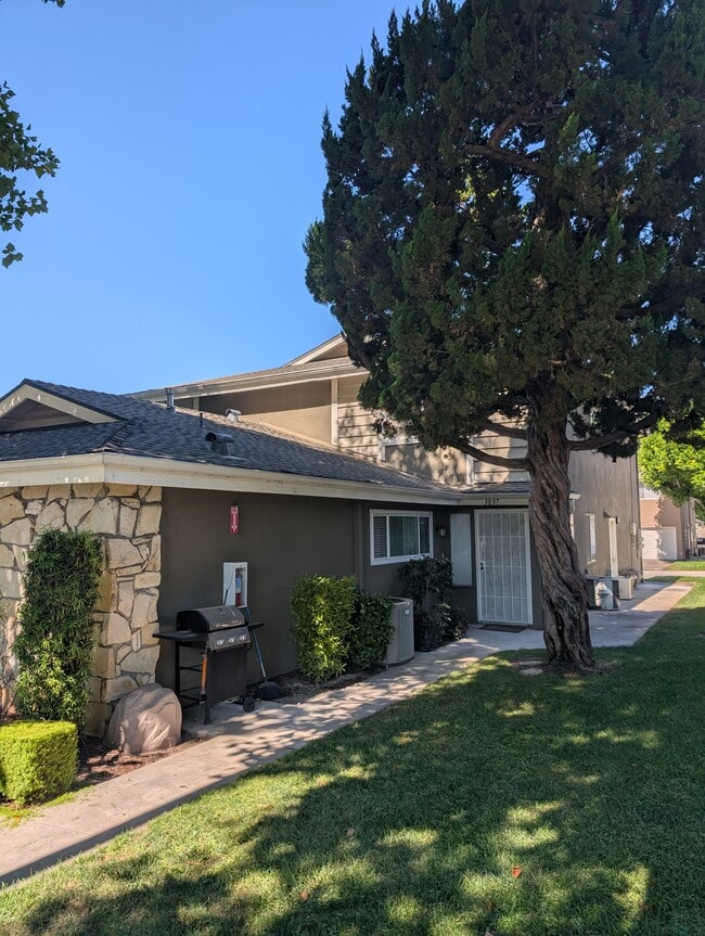 Building Photo - 3037 Knollwood Ave Rental
