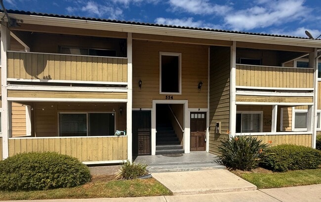Building Photo - Spacious 3-Bedroom Top-Floor Condo in Chul... Unit H