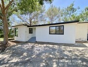 Photo - 2736 Hollyridge Dr House