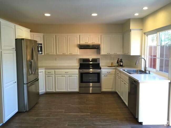 Building Photo - NEW! 3BD/2.5BA Townhome Available in Carls...