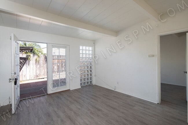 Building Photo - Pacific Beach 1 Bedroom Cottage with Parki... Unit 2037 1/2