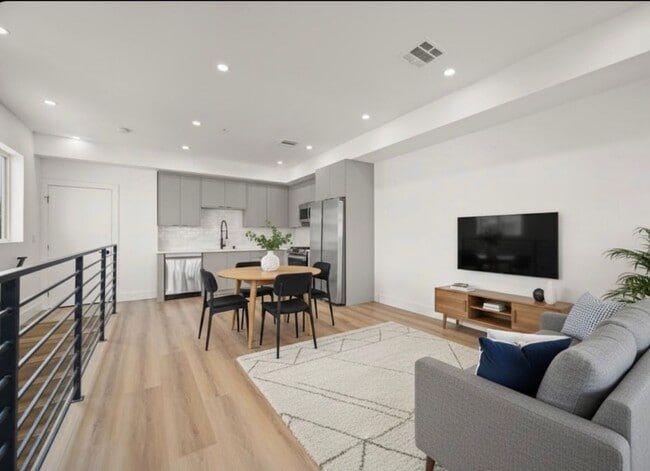 Photo - 910 N Hudson Ave Unit #910