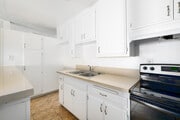 1BR, 1BA - 700SF - Kitchen - La Marquesa