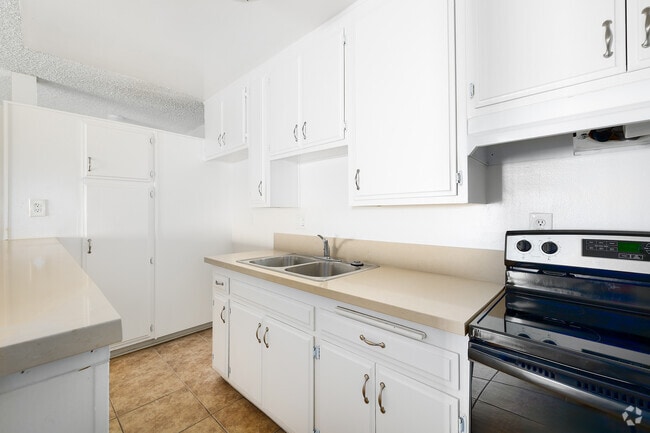 1BR, 1BA - 700SF - Kitchen - La Marquesa