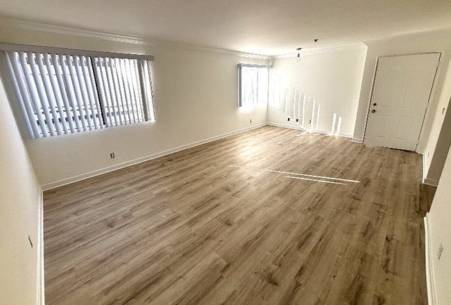 Photo - 555 Oak St Unit 305