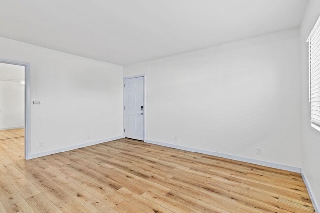 Photo - 1078 E 7th St Unit 01