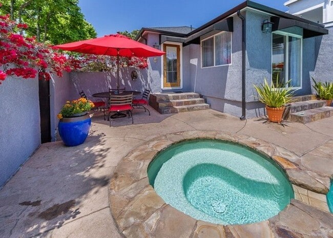 Photo - PRIVATE HOUSE.. POOL.  3 Bedroom + 2 Bath. In UNIT WASHER / DRYER