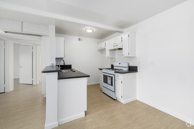 2BR, 2BA - 890SF - Kitchen - 515 S Harvard Blvd