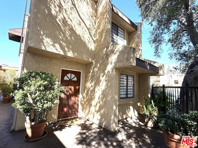 Building Photo - 3130 Montrose Ave