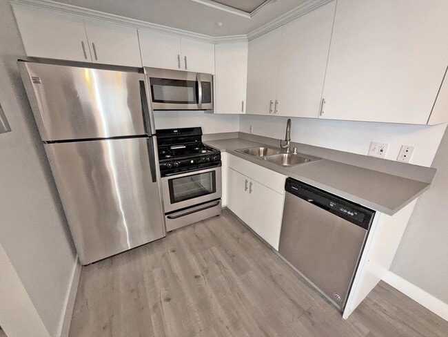 Building Photo - 1270 Stoner Ave