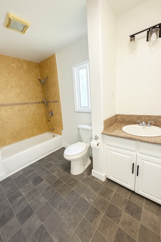 Photo - 617 E 109th St