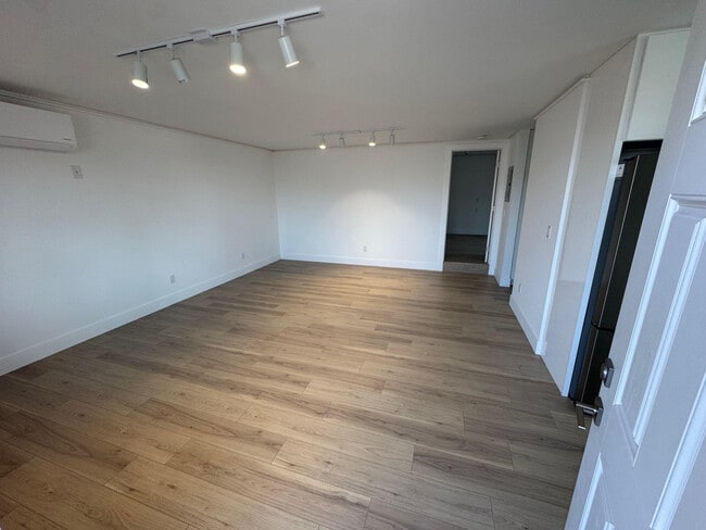 Main Room locking in - 848 16th St Unit 848B