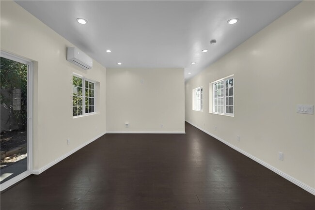 Photo - 23393 Schoolcraft St