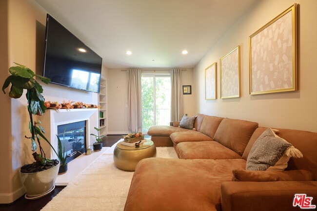 Building Photo - 14412 Killion St Unit 303