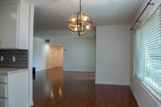 Building Photo - A Warm Sherman Oaks Condo Unit 103