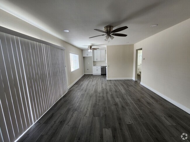 Building Photo - Charming 3-Bedroom Home Just 10 Minutes fr...