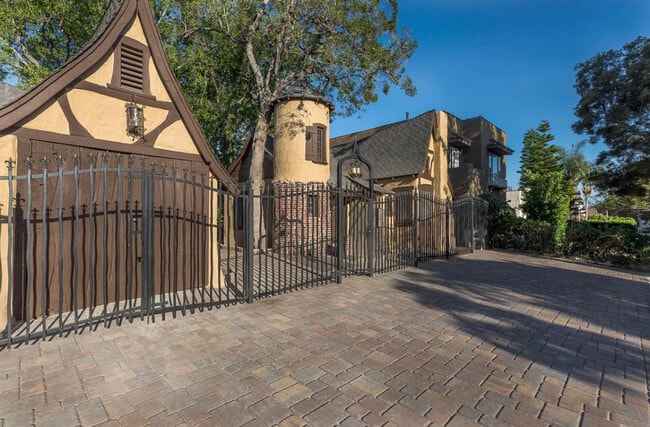 Photo - 1328 N Formosa Ave Unit 2bdrm