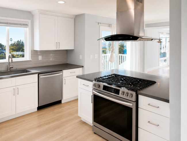 Building Photo - Stunning Manhattan Beach Condo - 5 Minutes From The Beach!