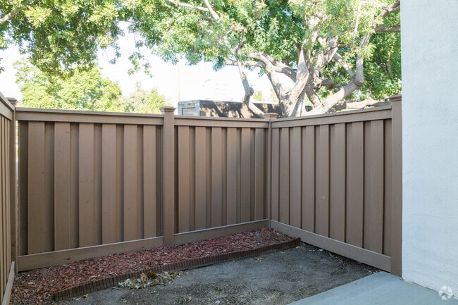 2BR, 2BA - 1,150SF - Arrive Laurie Lane