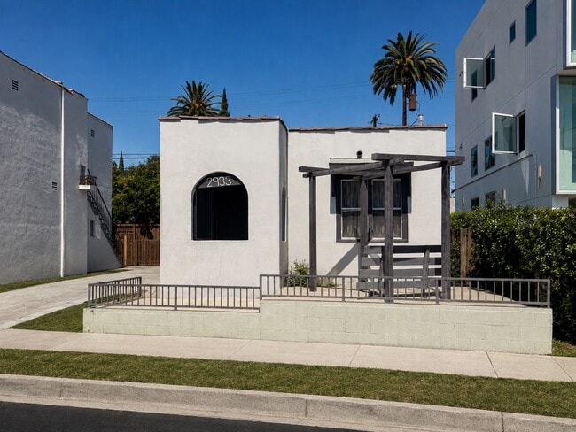 Building Photo - 2933 S La Brea Ave Unit 2933