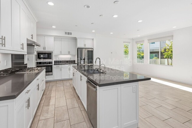 Building Photo - 167 Tenor