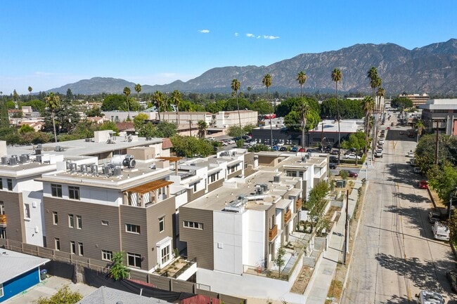 Photo - 2488 Mohawk St